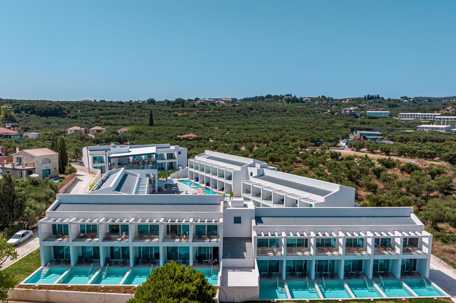 Mirage Bleu Hotel, Tragaki