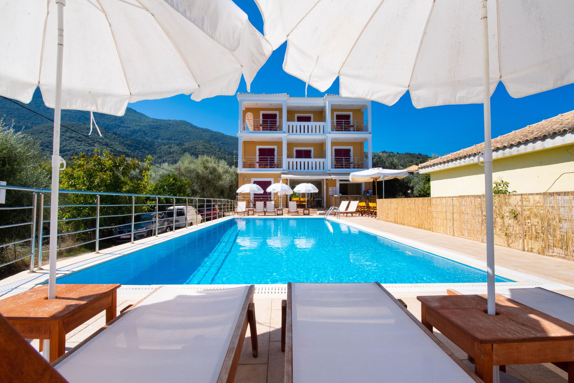 Summertime Inn, Nikiana