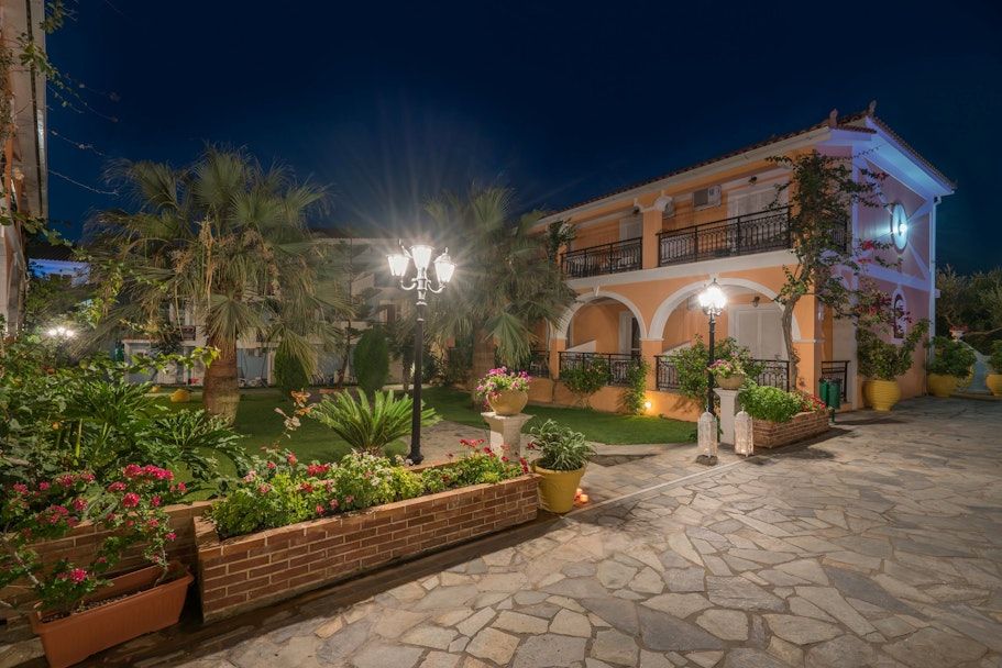 Dream Hotel, Tragaki