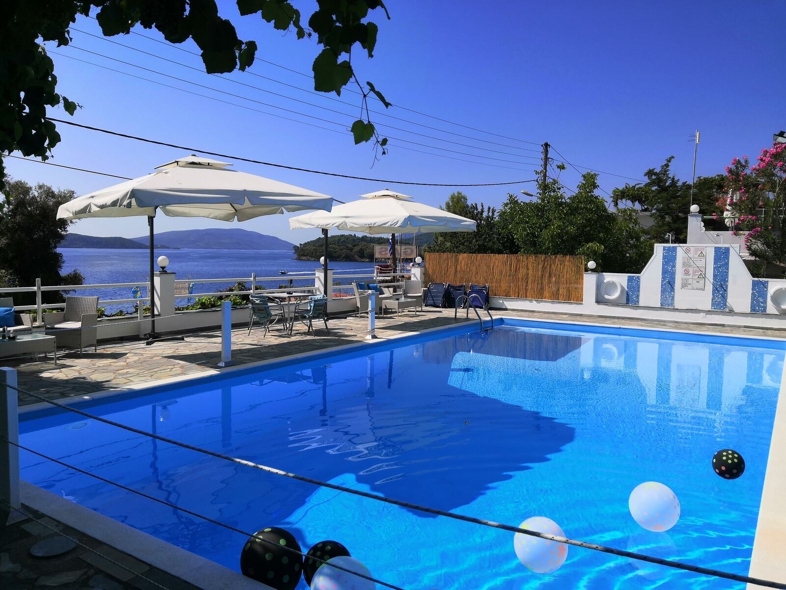 Tropicana Inn, Perigiali