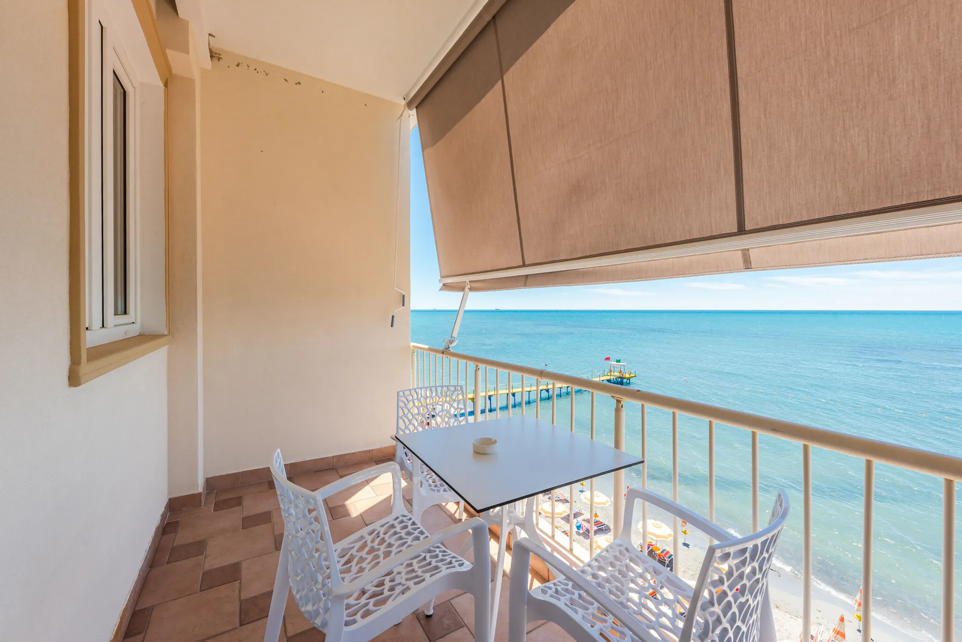 Voorbeeldkamer met balkon en zeezicht