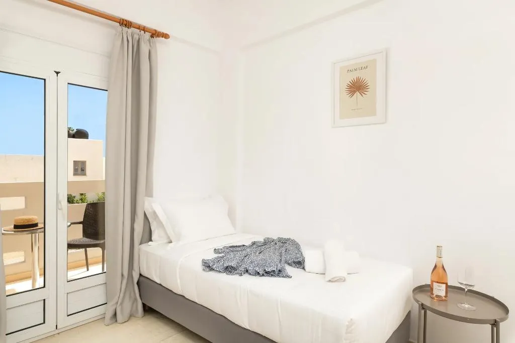 Thelèsi Apartments, Kato Stalos