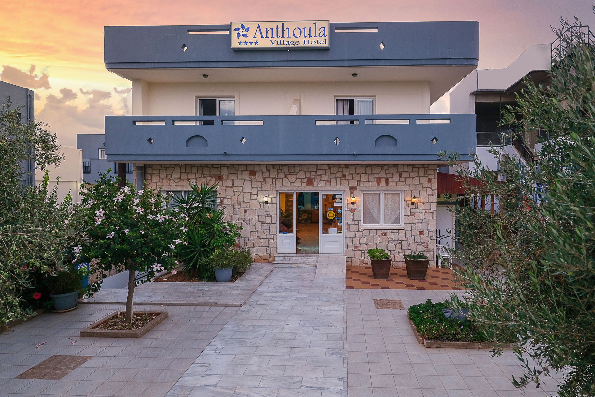 Anthoula Village Hotel, Analypsi