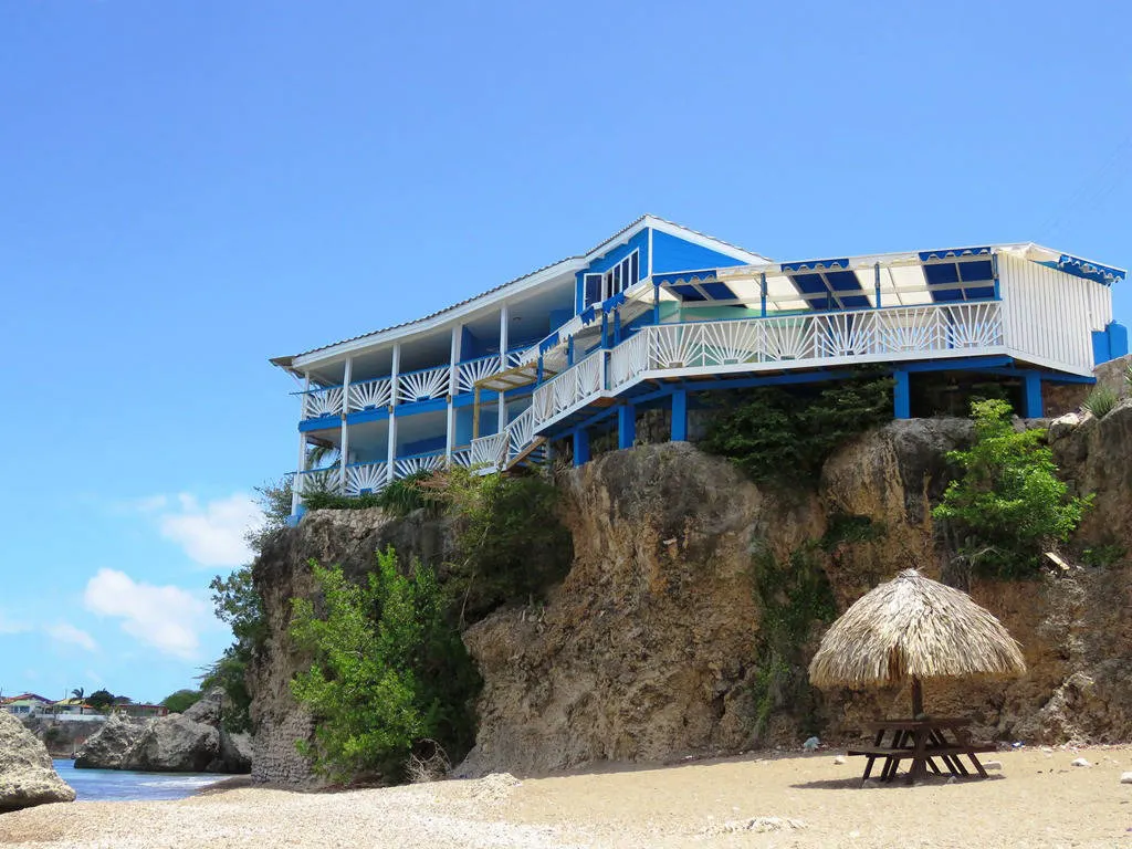 Het resort vanaf het strand