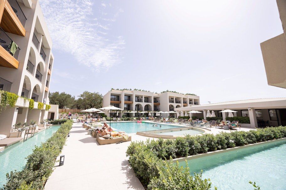 Planos Deluxe Hotel — 2