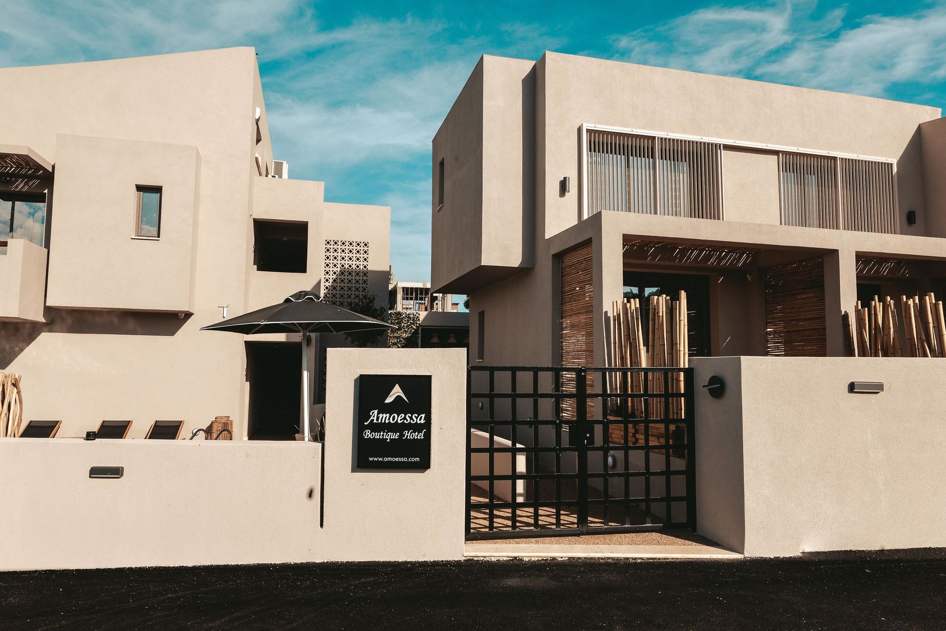 Amoessa Boutique, Polichrono